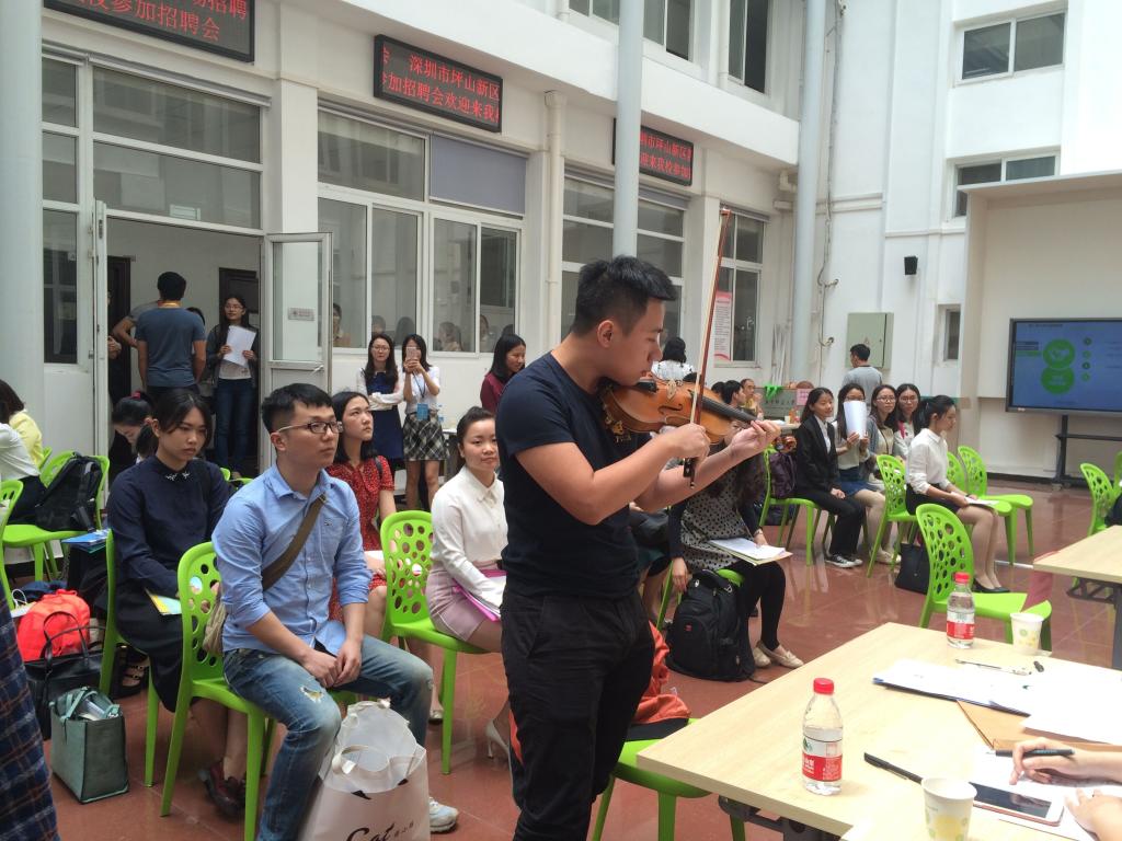 草莓视频
2016届毕业生在面试现场表演基本功